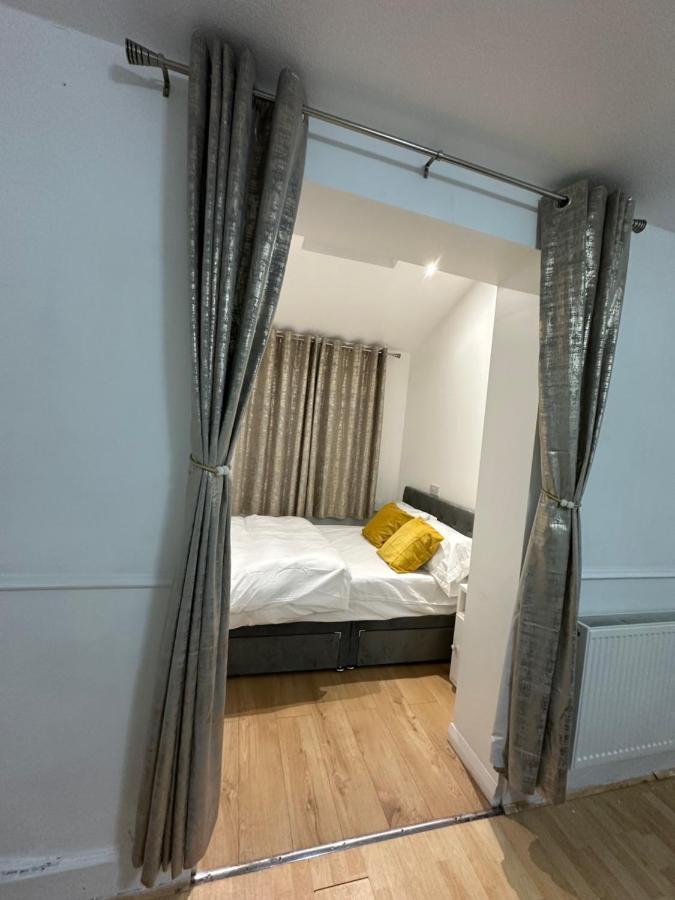 3Rd Studio Flat With Private Toilet And Bathroom Setup For Family Enjoyment 134 Keedonwood Road Bromley Ngoại thất bức ảnh