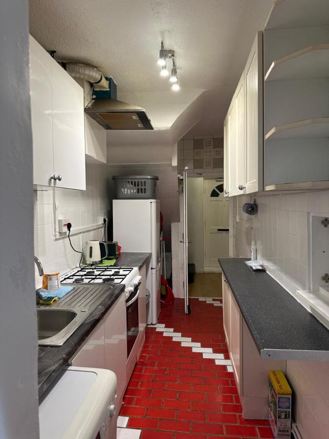 3Rd Studio Flat With Private Toilet And Bathroom Setup For Family Enjoyment 134 Keedonwood Road Bromley Ngoại thất bức ảnh