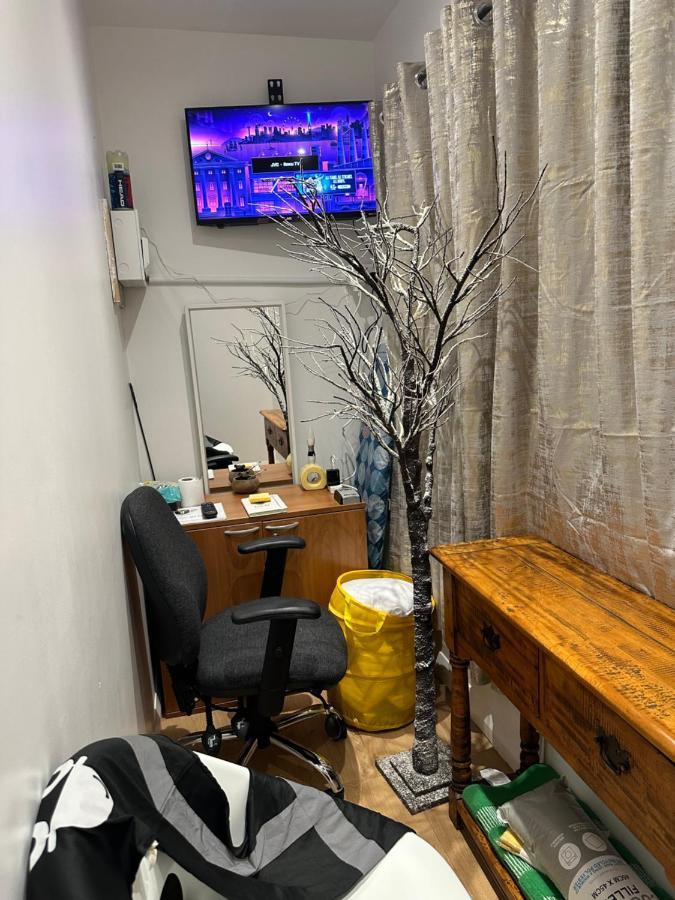 3Rd Studio Flat With Private Toilet And Bathroom Setup For Family Enjoyment 134 Keedonwood Road Bromley Ngoại thất bức ảnh