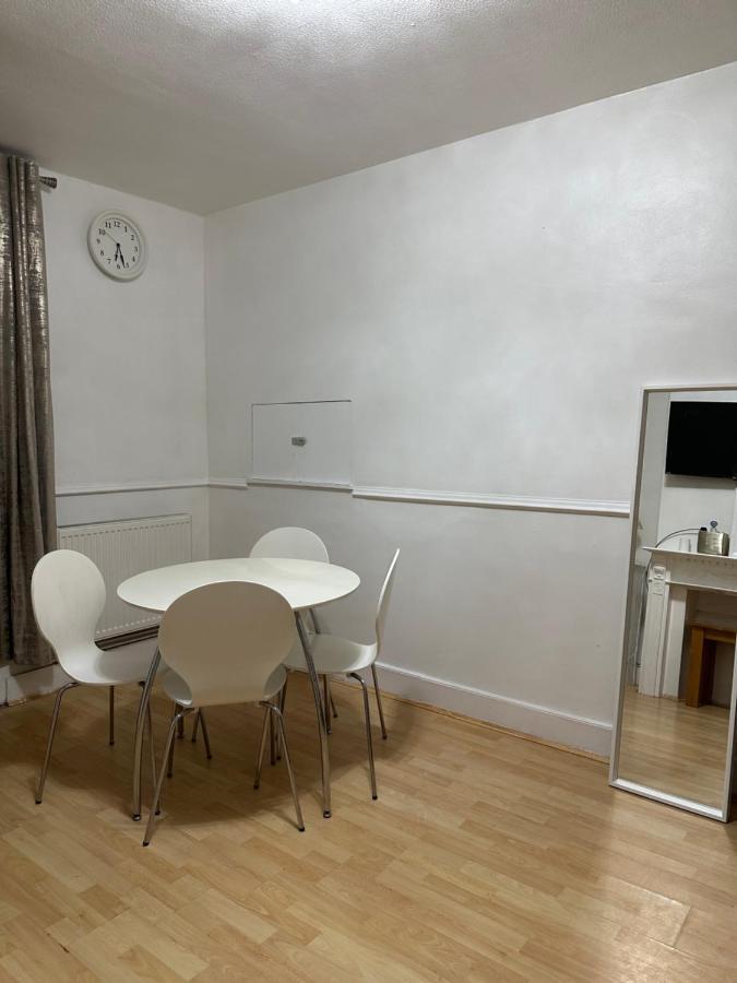 3Rd Studio Flat With Private Toilet And Bathroom Setup For Family Enjoyment 134 Keedonwood Road Bromley Ngoại thất bức ảnh