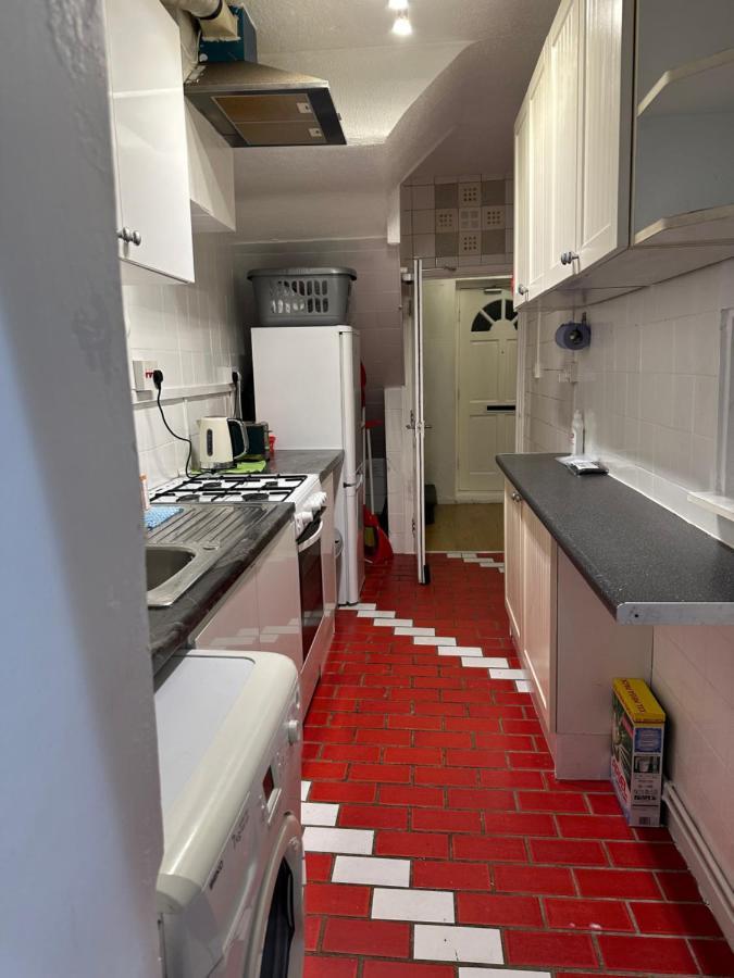 3Rd Studio Flat With Private Toilet And Bathroom Setup For Family Enjoyment 134 Keedonwood Road Bromley Ngoại thất bức ảnh