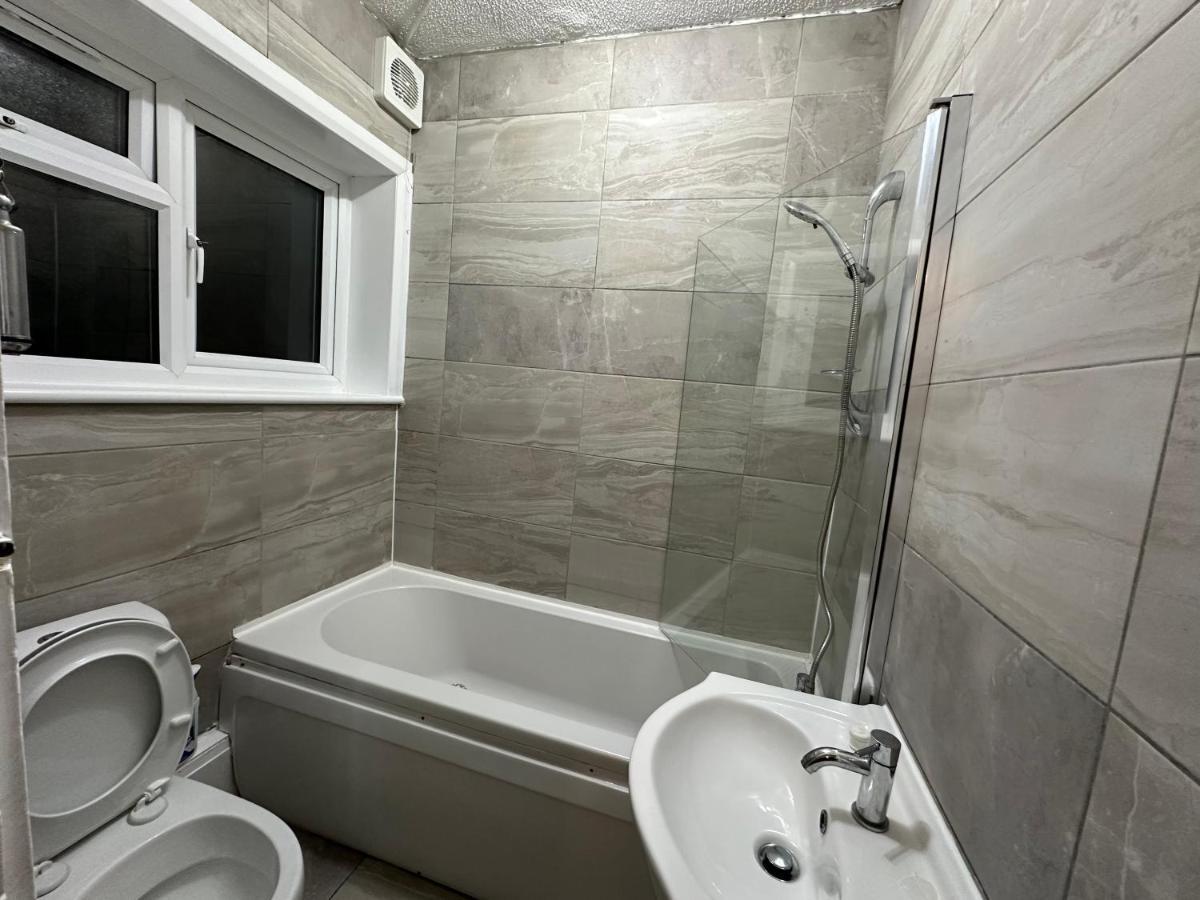 3Rd Studio Flat With Private Toilet And Bathroom Setup For Family Enjoyment 134 Keedonwood Road Bromley Ngoại thất bức ảnh