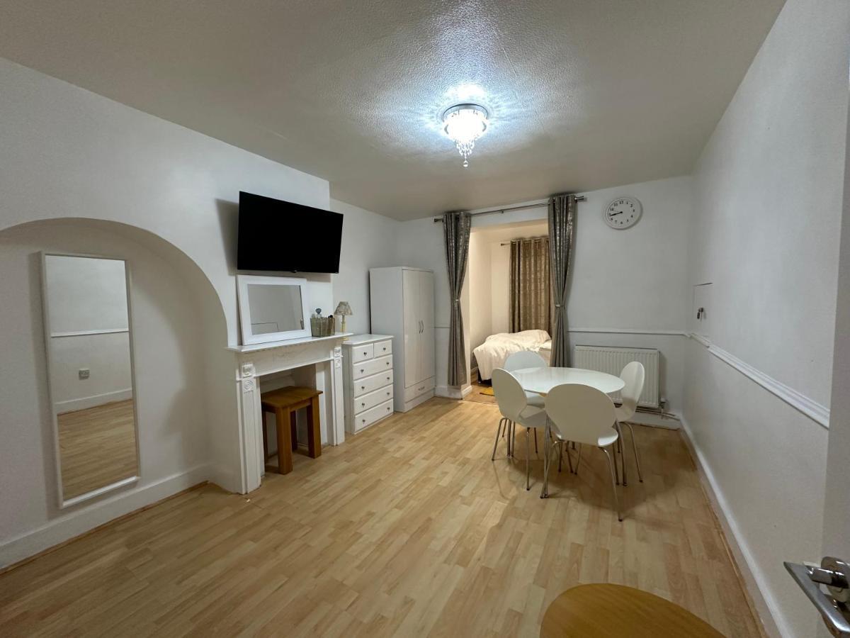 3Rd Studio Flat With Private Toilet And Bathroom Setup For Family Enjoyment 134 Keedonwood Road Bromley Ngoại thất bức ảnh