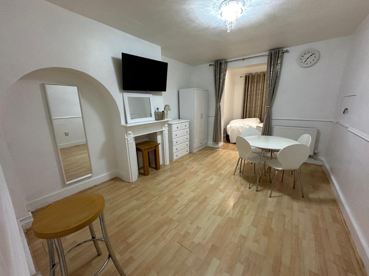 3Rd Studio Flat With Private Toilet And Bathroom Setup For Family Enjoyment 134 Keedonwood Road Bromley Ngoại thất bức ảnh