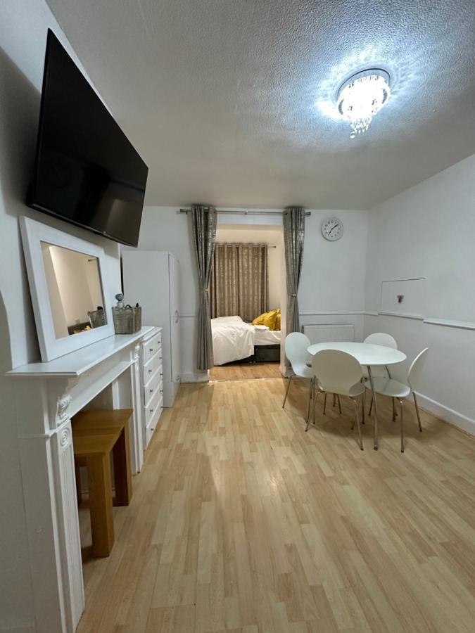 3Rd Studio Flat With Private Toilet And Bathroom Setup For Family Enjoyment 134 Keedonwood Road Bromley Ngoại thất bức ảnh
