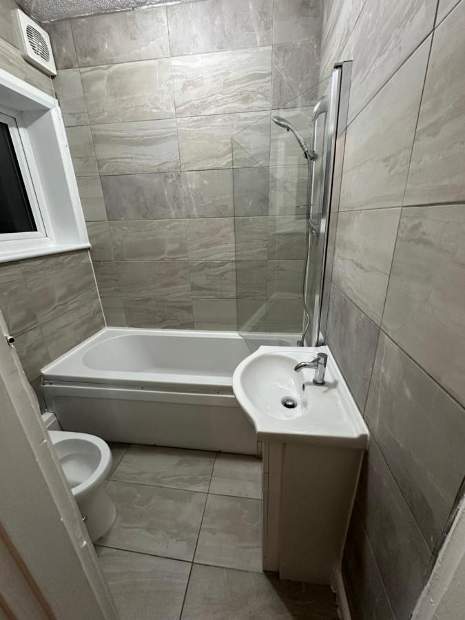 3Rd Studio Flat With Private Toilet And Bathroom Setup For Family Enjoyment 134 Keedonwood Road Bromley Ngoại thất bức ảnh
