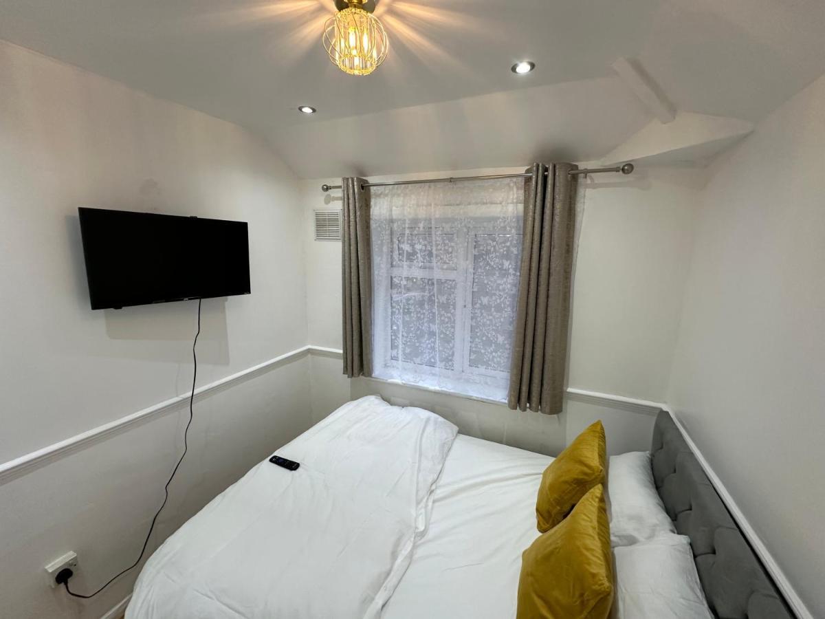 3Rd Studio Flat With Private Toilet And Bathroom Setup For Family Enjoyment 134 Keedonwood Road Bromley Ngoại thất bức ảnh