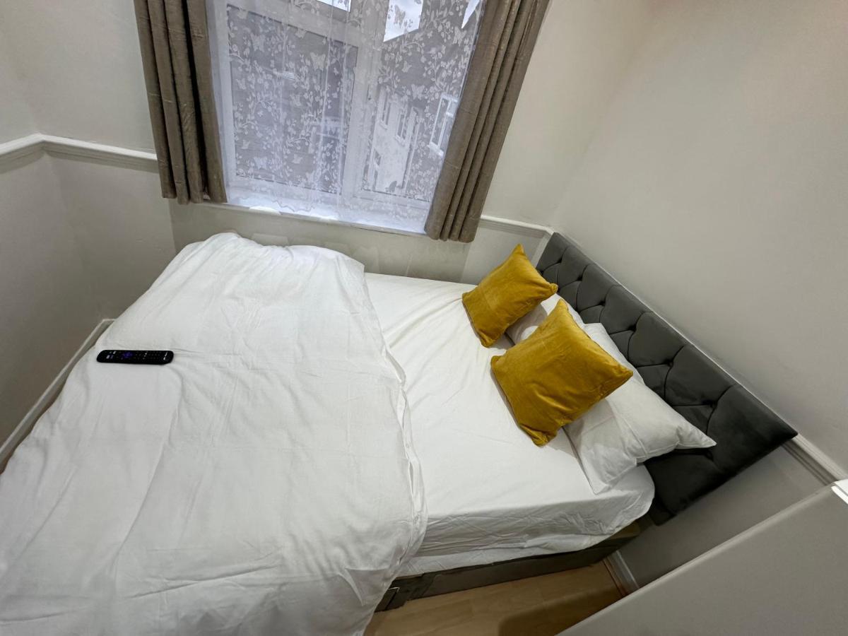 3Rd Studio Flat With Private Toilet And Bathroom Setup For Family Enjoyment 134 Keedonwood Road Bromley Ngoại thất bức ảnh
