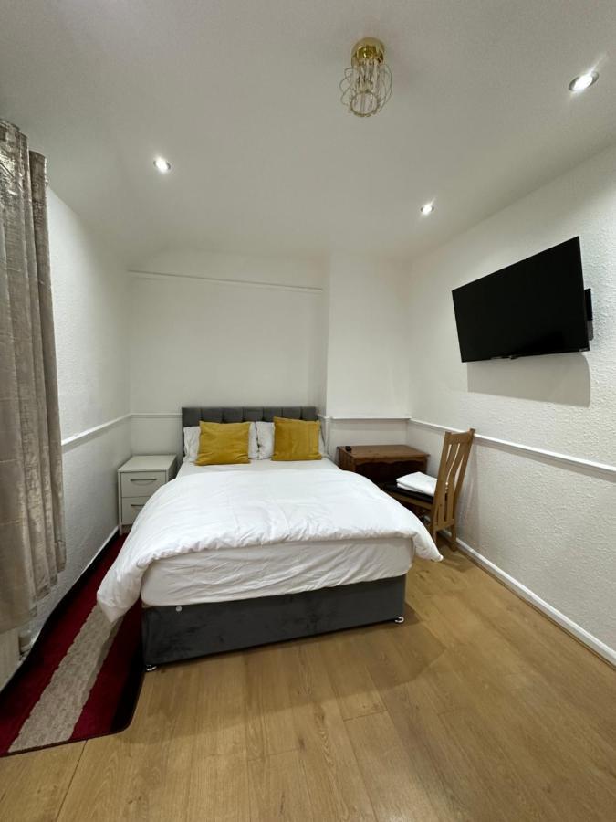 3Rd Studio Flat With Private Toilet And Bathroom Setup For Family Enjoyment 134 Keedonwood Road Bromley Ngoại thất bức ảnh