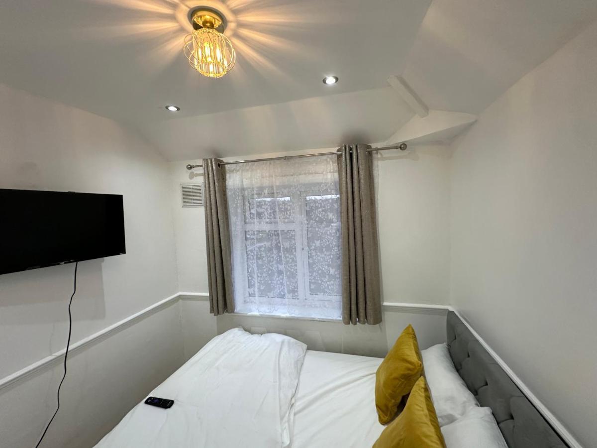 3Rd Studio Flat With Private Toilet And Bathroom Setup For Family Enjoyment 134 Keedonwood Road Bromley Ngoại thất bức ảnh