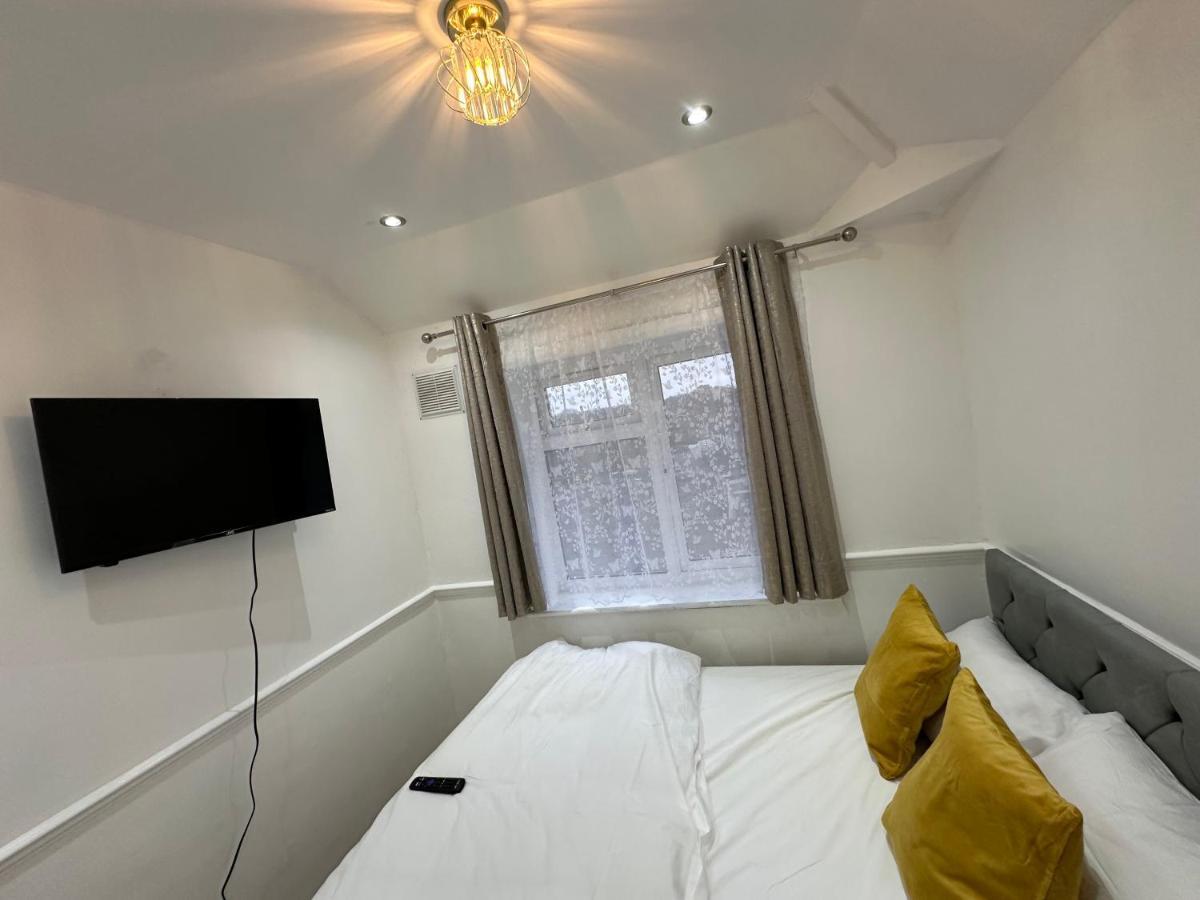 3Rd Studio Flat With Private Toilet And Bathroom Setup For Family Enjoyment 134 Keedonwood Road Bromley Ngoại thất bức ảnh