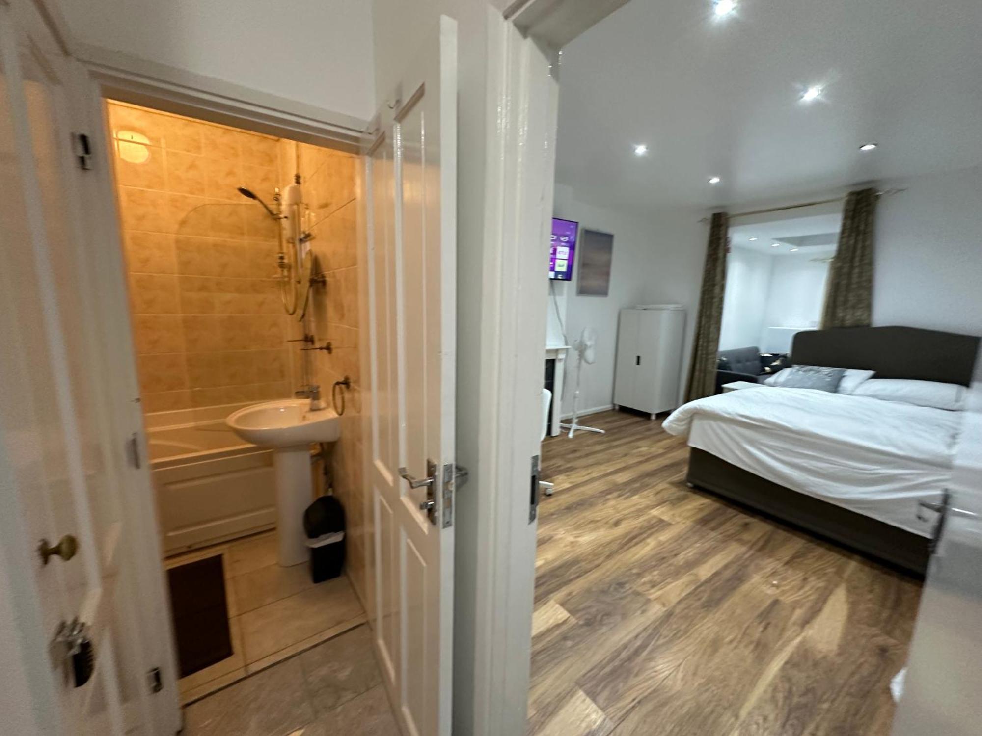3Rd Studio Flat With Private Toilet And Bathroom Setup For Family Enjoyment 134 Keedonwood Road Bromley Ngoại thất bức ảnh