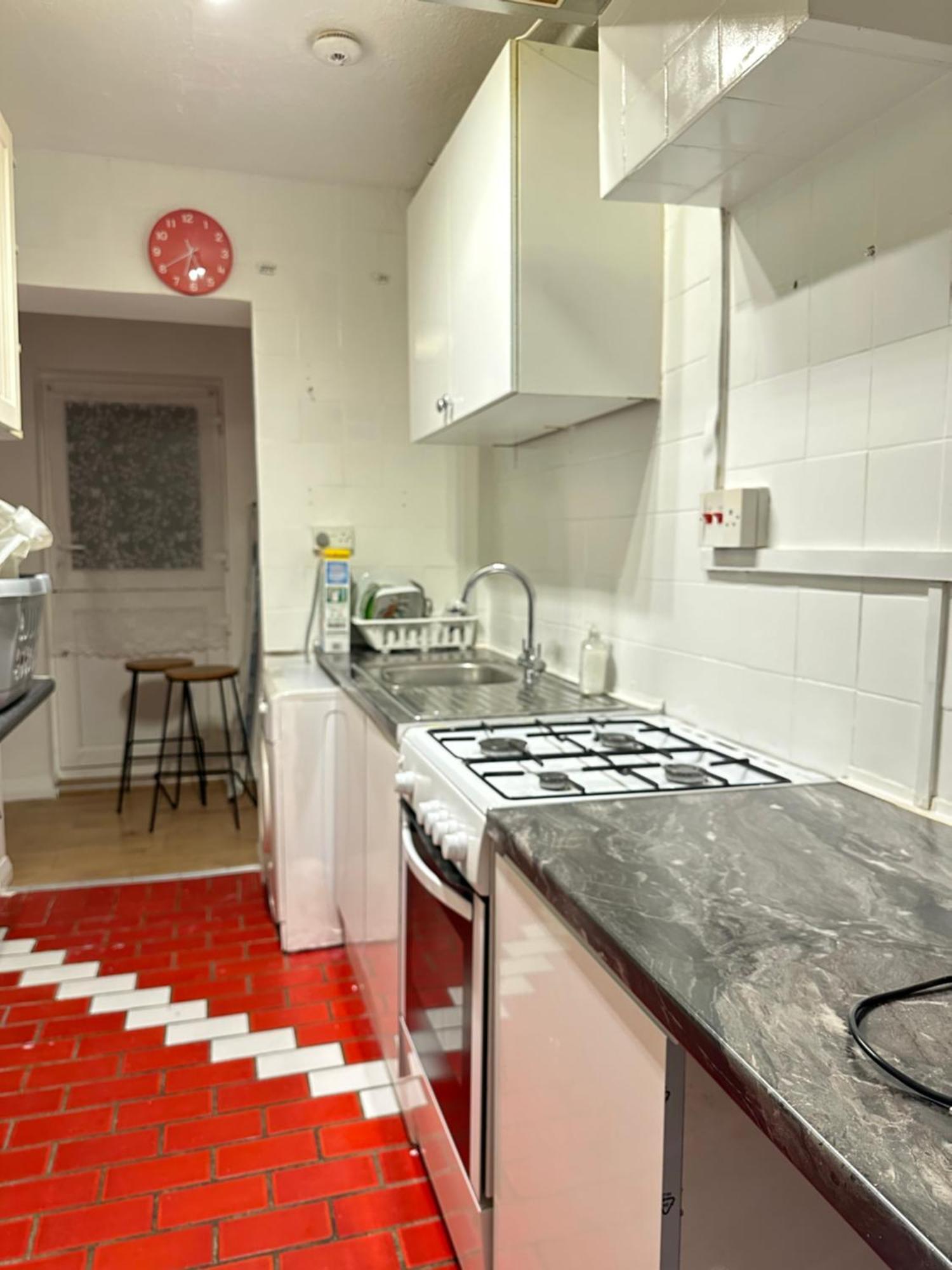 3Rd Studio Flat With Private Toilet And Bathroom Setup For Family Enjoyment 134 Keedonwood Road Bromley Ngoại thất bức ảnh