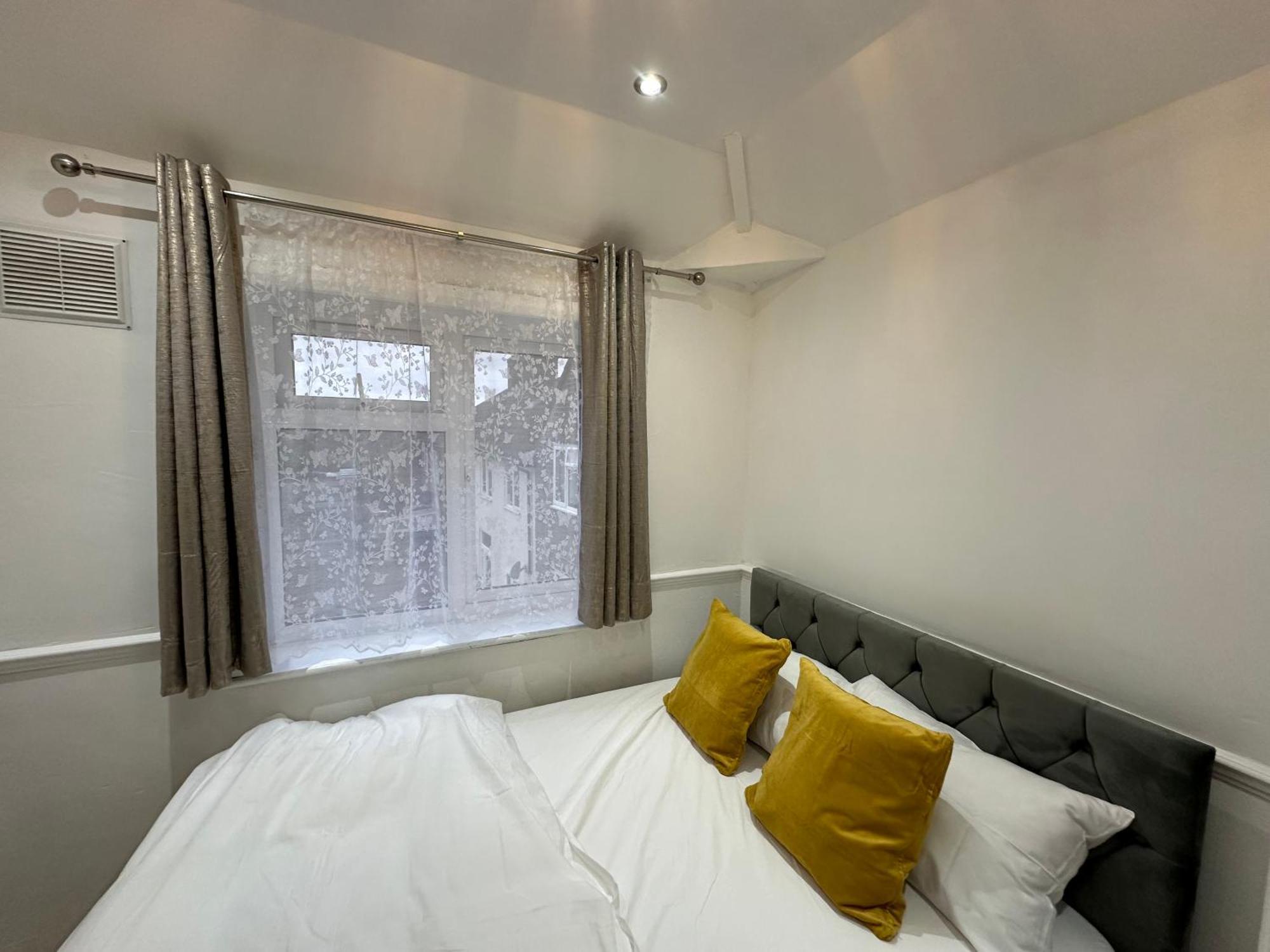 3Rd Studio Flat With Private Toilet And Bathroom Setup For Family Enjoyment 134 Keedonwood Road Bromley Ngoại thất bức ảnh