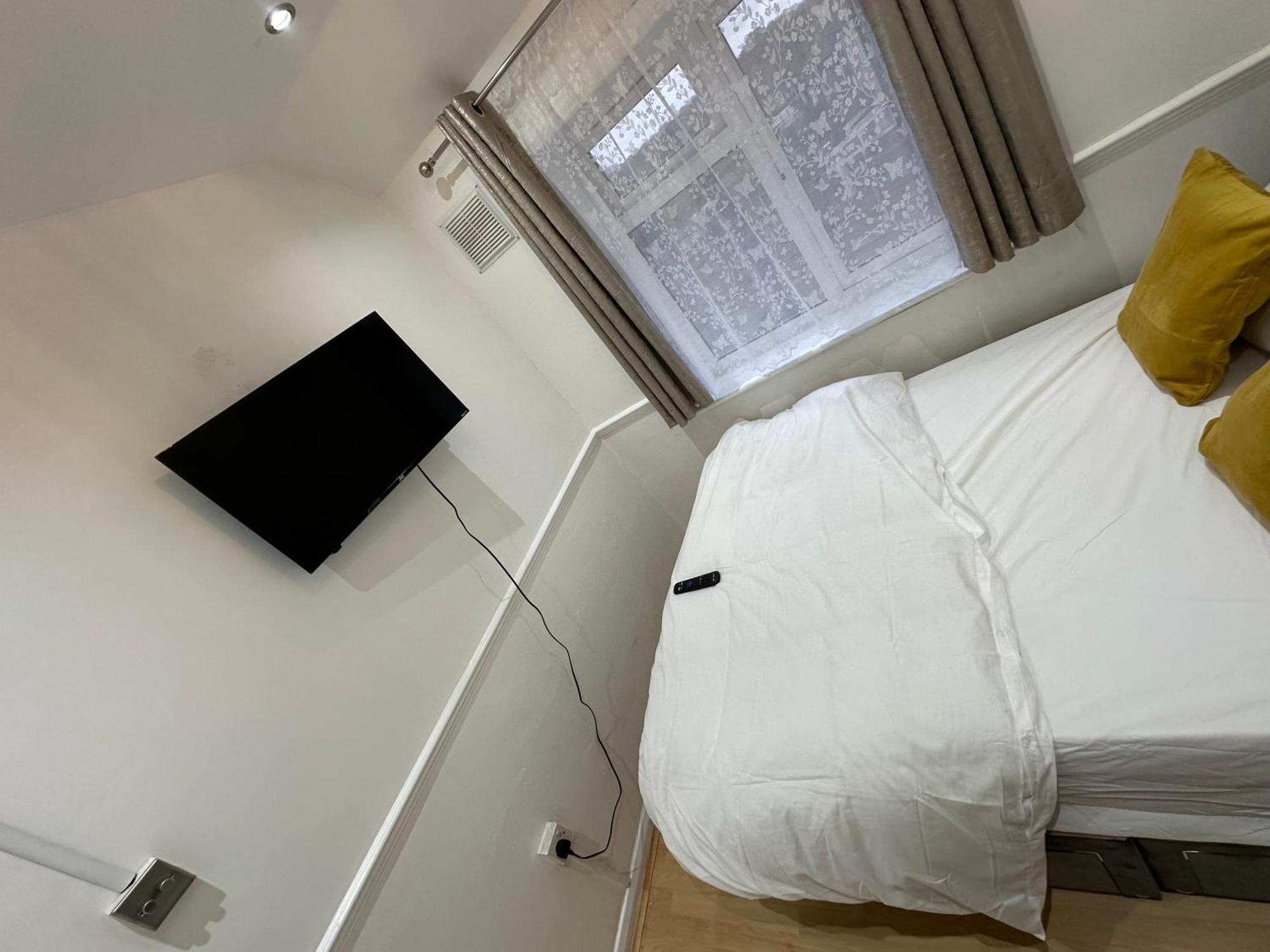 3Rd Studio Flat With Private Toilet And Bathroom Setup For Family Enjoyment 134 Keedonwood Road Bromley Ngoại thất bức ảnh