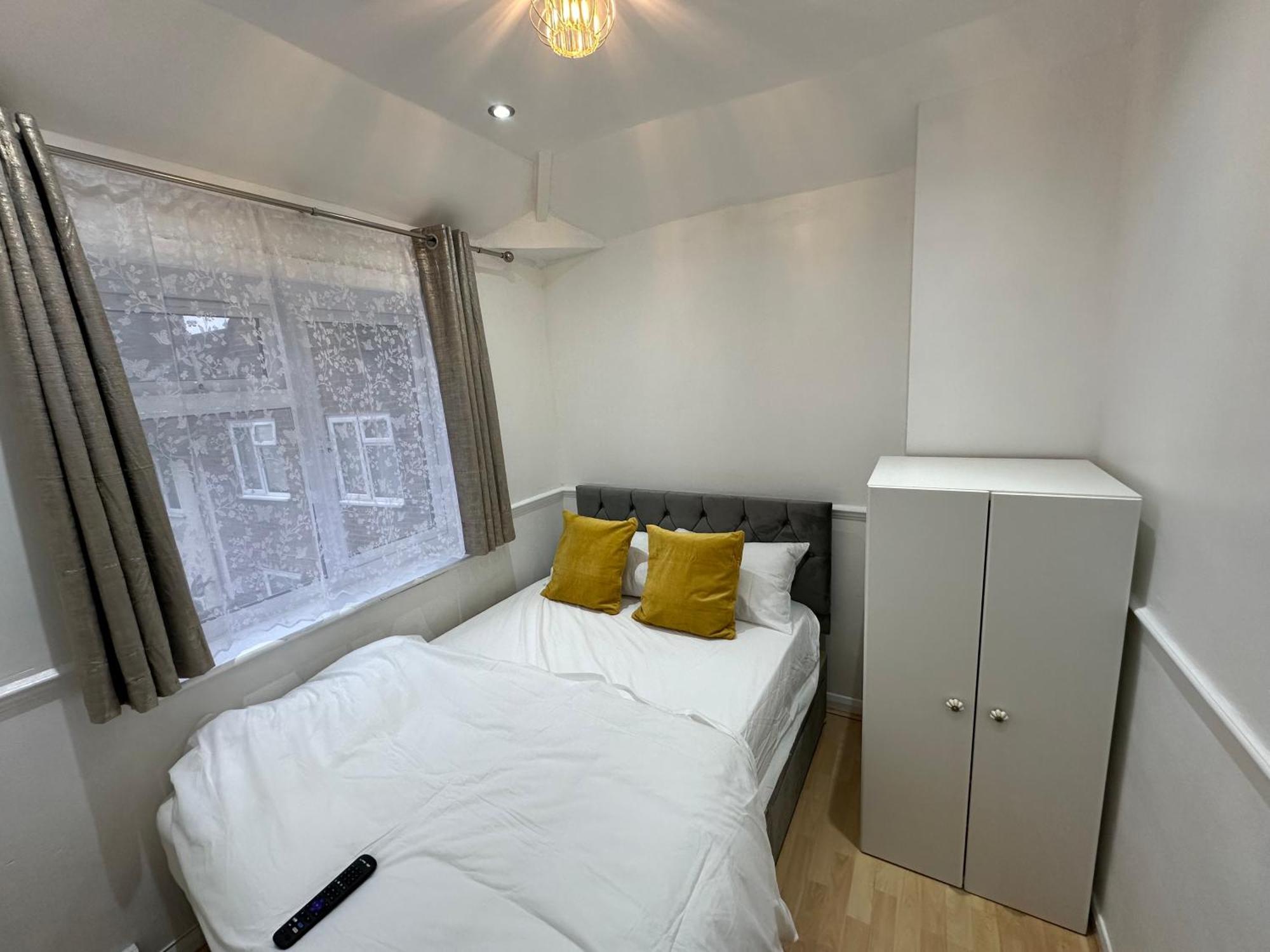 3Rd Studio Flat With Private Toilet And Bathroom Setup For Family Enjoyment 134 Keedonwood Road Bromley Ngoại thất bức ảnh