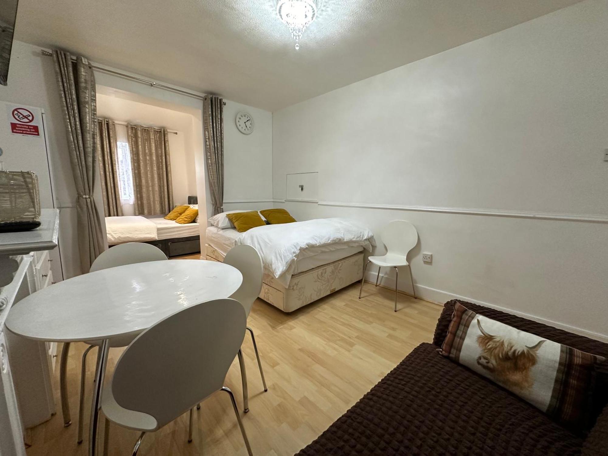 3Rd Studio Flat With Private Toilet And Bathroom Setup For Family Enjoyment 134 Keedonwood Road Bromley Ngoại thất bức ảnh