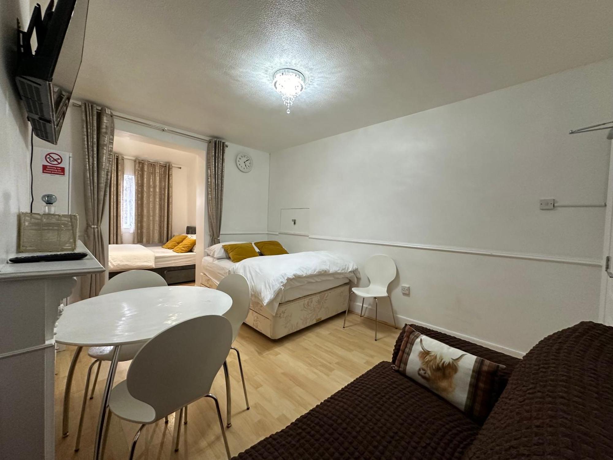 3Rd Studio Flat With Private Toilet And Bathroom Setup For Family Enjoyment 134 Keedonwood Road Bromley Ngoại thất bức ảnh