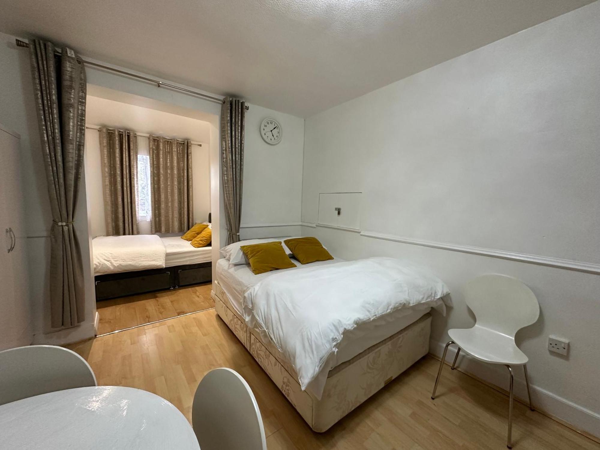 3Rd Studio Flat With Private Toilet And Bathroom Setup For Family Enjoyment 134 Keedonwood Road Bromley Ngoại thất bức ảnh