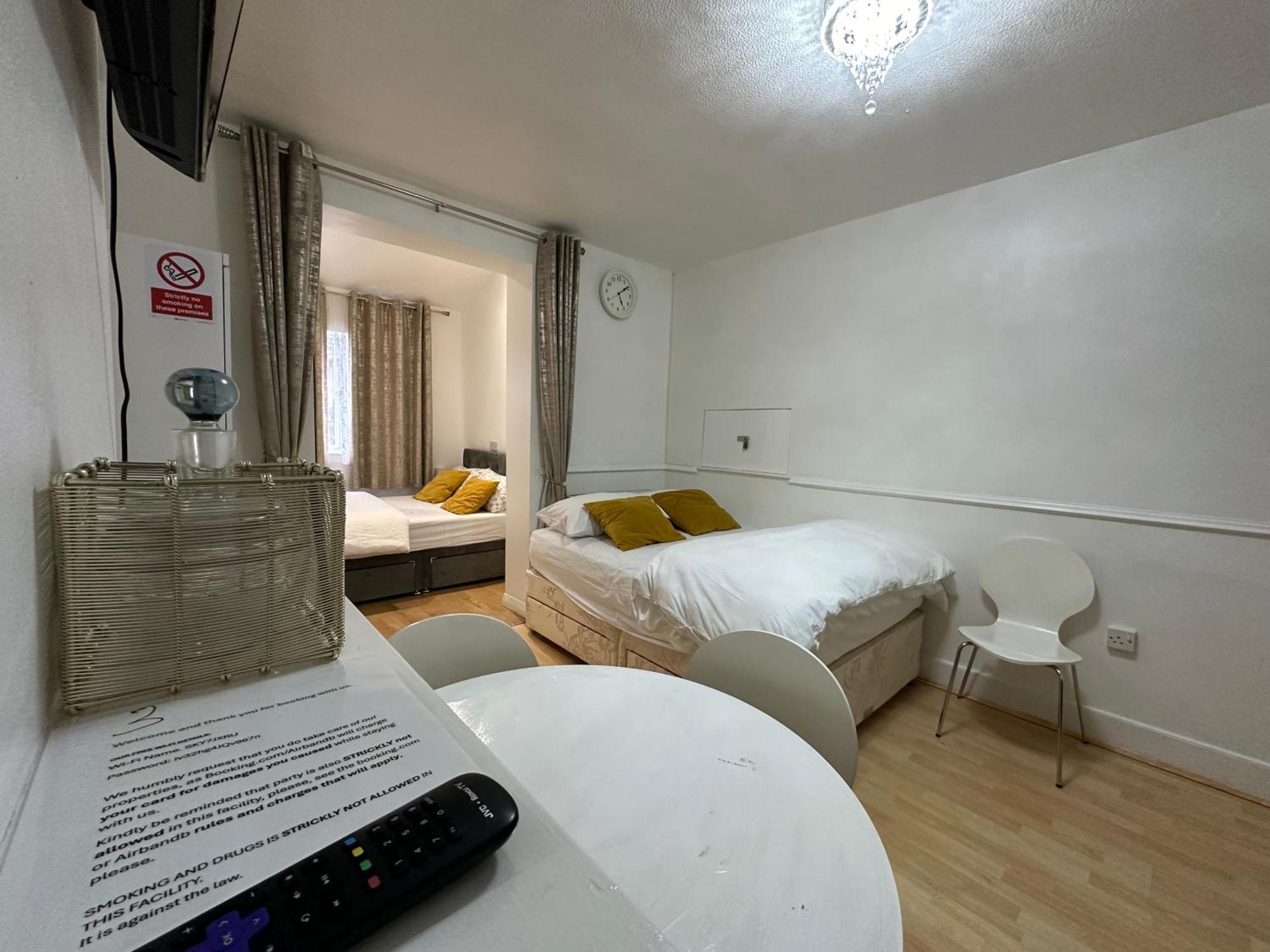 3Rd Studio Flat With Private Toilet And Bathroom Setup For Family Enjoyment 134 Keedonwood Road Bromley Ngoại thất bức ảnh