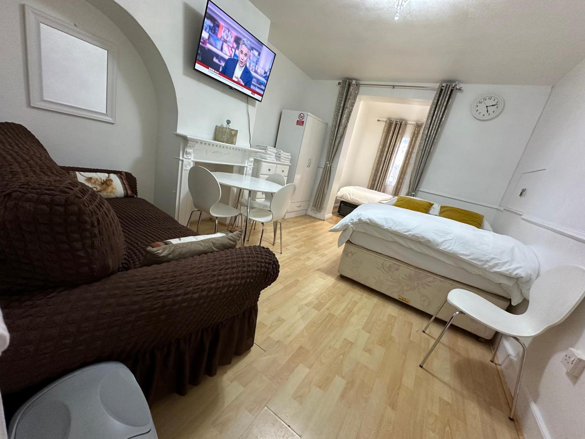 3Rd Studio Flat With Private Toilet And Bathroom Setup For Family Enjoyment 134 Keedonwood Road Bromley Ngoại thất bức ảnh