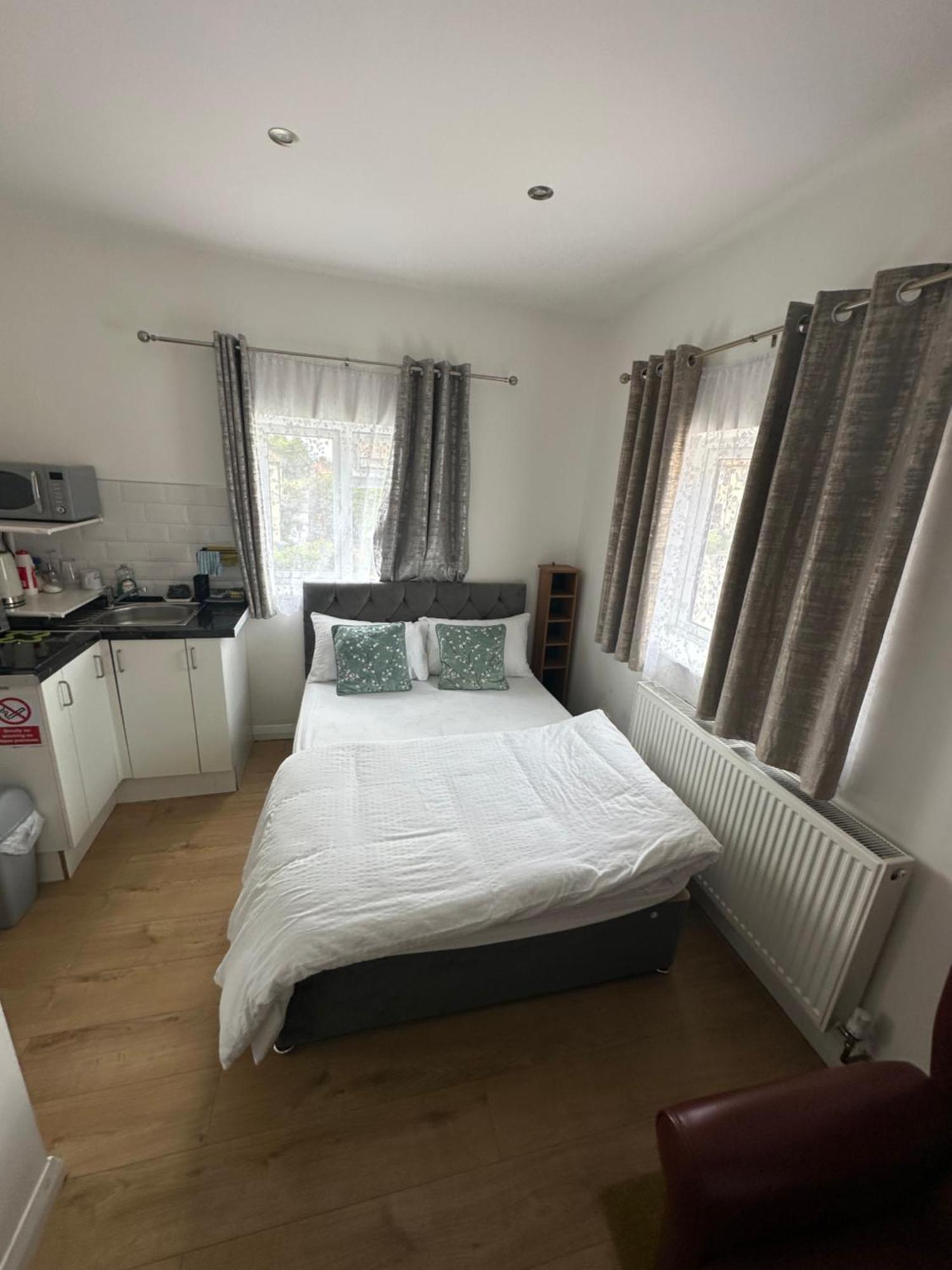 3Rd Studio Flat With Private Toilet And Bathroom Setup For Family Enjoyment 134 Keedonwood Road Bromley Ngoại thất bức ảnh