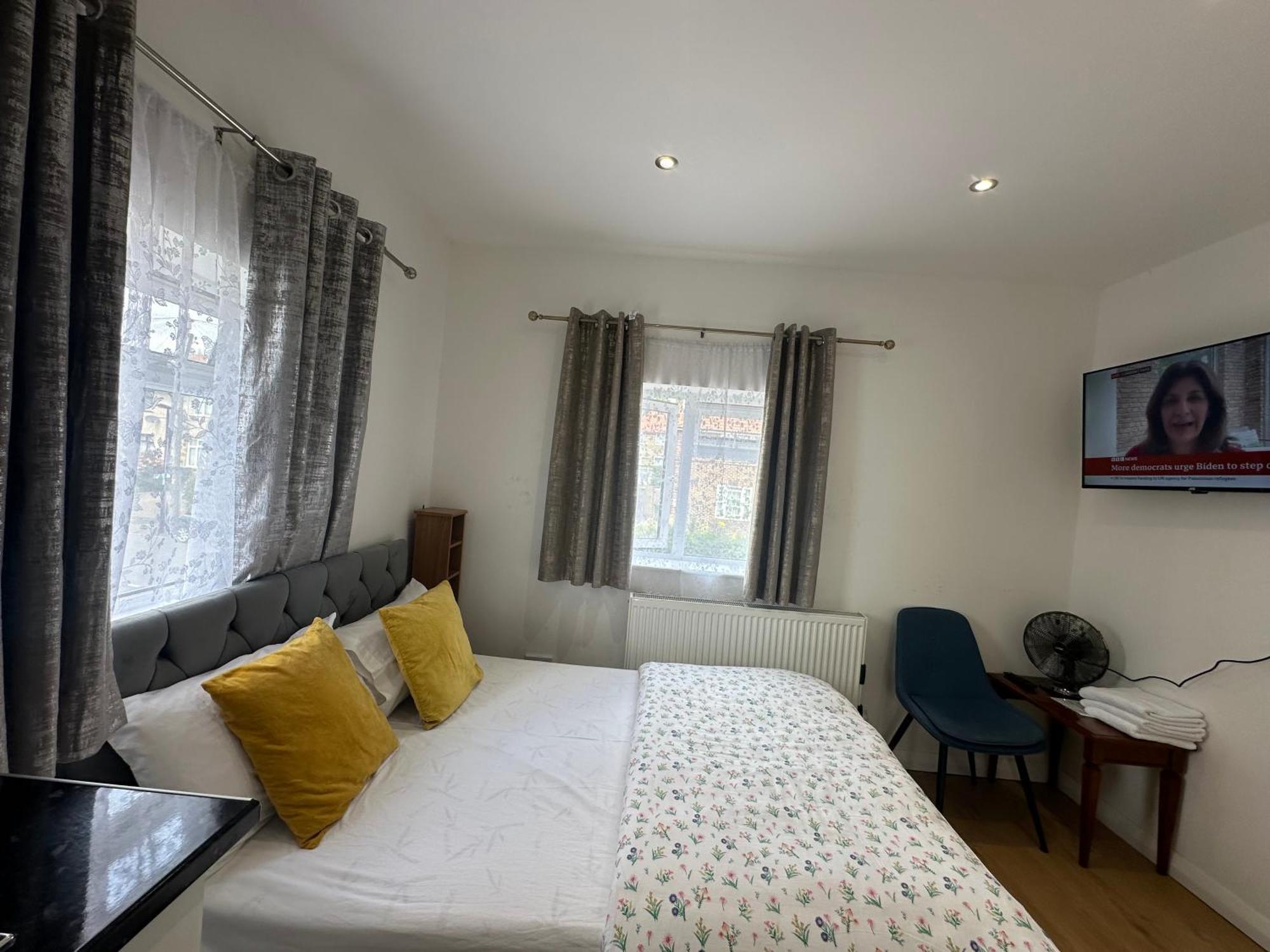 3Rd Studio Flat With Private Toilet And Bathroom Setup For Family Enjoyment 134 Keedonwood Road Bromley Ngoại thất bức ảnh