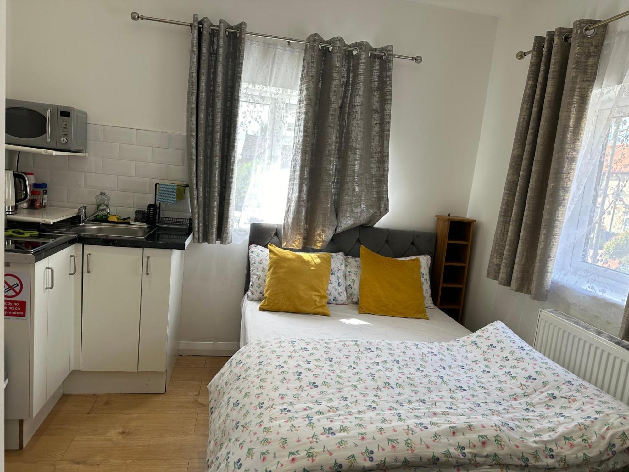 3Rd Studio Flat With Private Toilet And Bathroom Setup For Family Enjoyment 134 Keedonwood Road Bromley Ngoại thất bức ảnh
